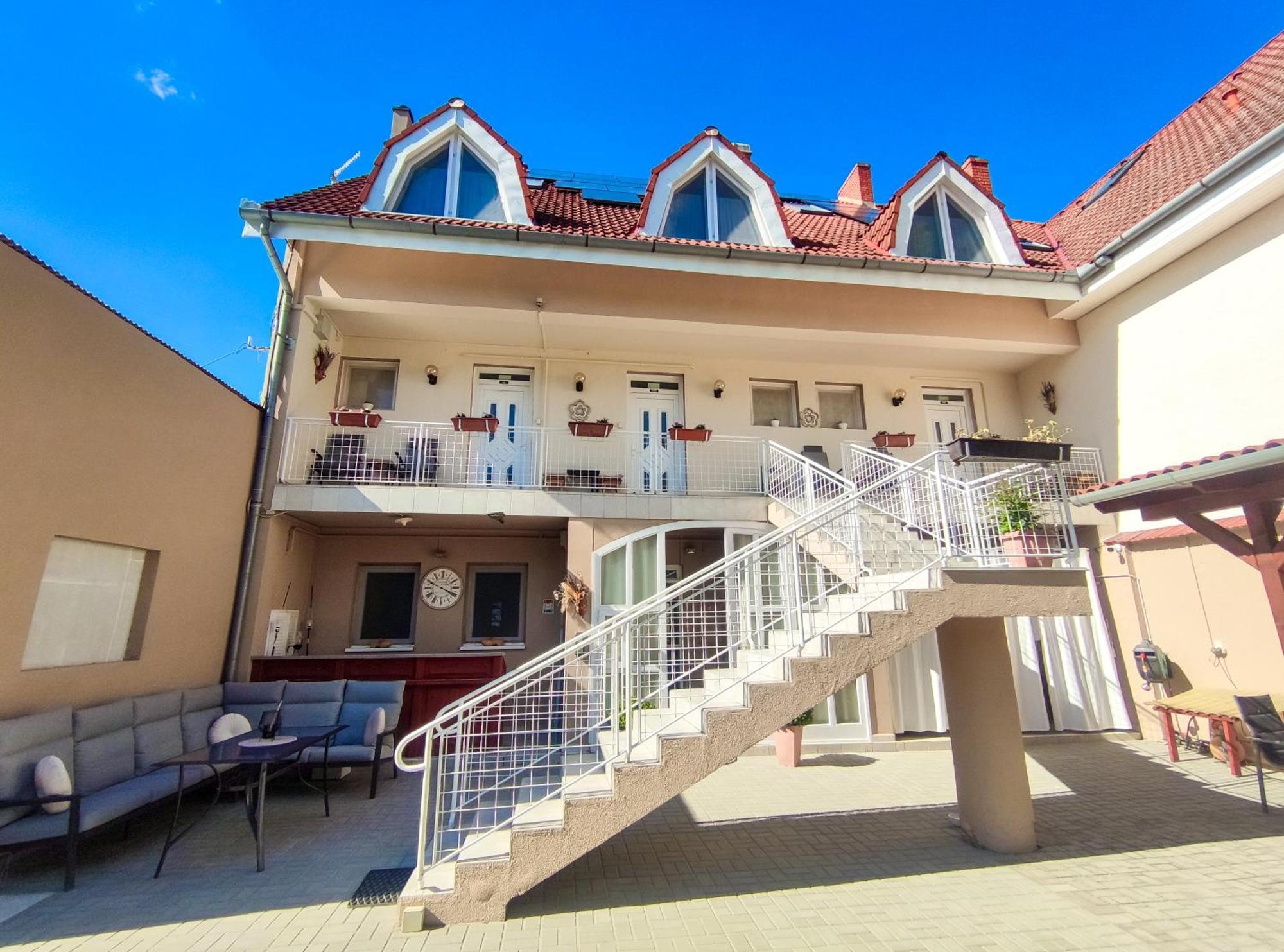 Weinberger Vendeghaz Hotel Zamardi Ngoại thất bức ảnh